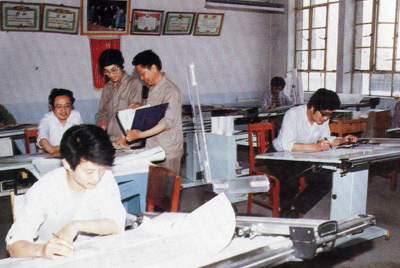 從1984年第一季度到抓管理上登記全面提高企業(yè)素質(zhì)驗(yàn)收前，采取分線檢查、總結(jié)成績(jī)、找出差距、提出措施、限期整改的方法，使各項(xiàng)工作在整頓中鞏固提高，在鞏固提高中進(jìn)行再整頓，再提高。