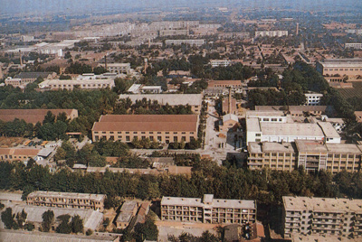 推土機(jī)總廠本部廠區(qū)。山東推土機(jī)總廠建立時(shí)，固定資產(chǎn)原值為2569萬(wàn)元，占地面積為517538平方米，建筑面積為170861平方米。