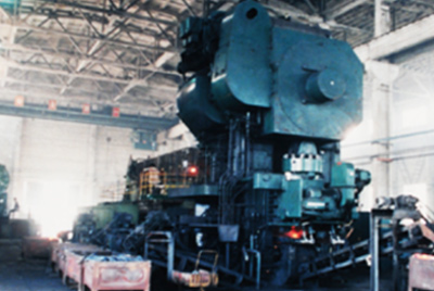 3月24日，世界第一臺(tái)德國(guó)奧姆卡4000噸熱模鍛生產(chǎn)線在山推總廠熱模鍛車間安裝調(diào)試。