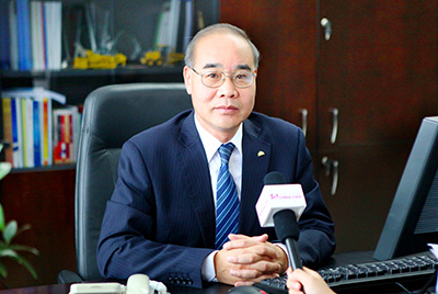 張秀文董事長(zhǎng)在接受中國(guó)山東網(wǎng)專題采訪時(shí)，就公司踐行“厚道魯商”倡樹行動(dòng)進(jìn)行回答，介紹了山推把“仁義、誠(chéng)信、厚道”的文化精髓融入到生產(chǎn)經(jīng)營(yíng)的全過程的典型做法和“誠(chéng)敬做產(chǎn)品，誠(chéng)信做企業(yè)”的經(jīng)營(yíng)理念，在工程機(jī)械行業(yè)樹立起了“厚德堅(jiān)韌”的山東國(guó)企形象