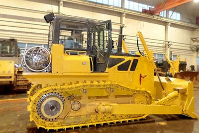 世界上第一臺(tái)燃?xì)庑吐膸酵仆翙C(jī)——SD20-5（LNG）在研究總院新產(chǎn)品試制中心下線。SD20-5（LNG）履帶式推土機(jī)是公司順應(yīng)行業(yè)發(fā)展趨勢(shì)開發(fā)的一款節(jié)能、環(huán)保產(chǎn)品，整機(jī)采用天然氣專用發(fā)動(dòng)機(jī)，燃燒后無(wú)積炭，滿足stageIIIA排放，壽命更長(zhǎng)，維修頻率更低。