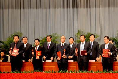 會(huì)上對(duì)獲得“省長(zhǎng)質(zhì)量獎(jiǎng)”的企業(yè)和個(gè)人進(jìn)行了表彰，山推股份位居榜首，公司董事長(zhǎng)張秀文從省長(zhǎng)姜大明手中接過了代表山東質(zhì)量管理最高榮譽(yù)的“金拇指”獎(jiǎng)杯。