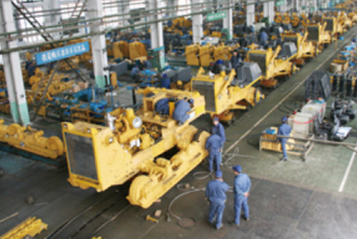 山推牌TY320C推土機(jī)在裝配分廠試驗(yàn)車間順利下線，標(biāo)志著“山推”系列推土機(jī)在技術(shù)性能和結(jié)構(gòu)造型水平上又上了一個(gè)新的臺(tái)階。